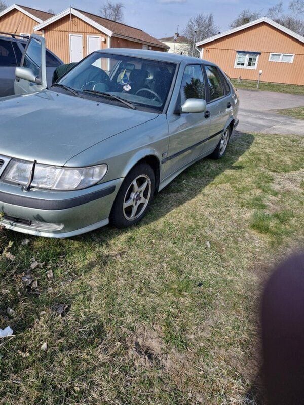 Grön Begagnad 2001 Saab 9-3 Halvkombi | 9 000 kr (Marknadspris) - Bild 1/3