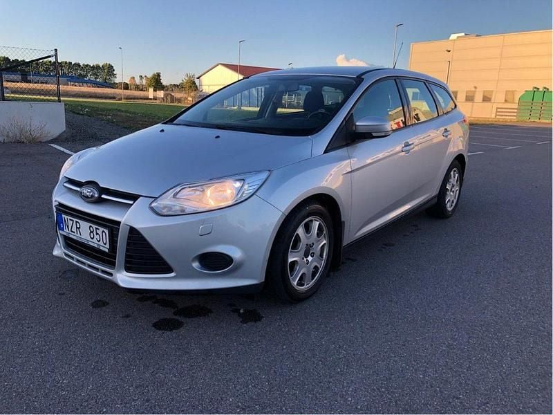 Grå Begagnad 2014 Ford Focus Trend Kombi | 52 000 kr (Marknadspris) - Bild 1/4