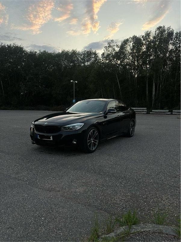 Svart Begagnad 2015 BMW 335 Gran Turismo M Sport Halvkombi | 200 299 kr - Bild 1/4