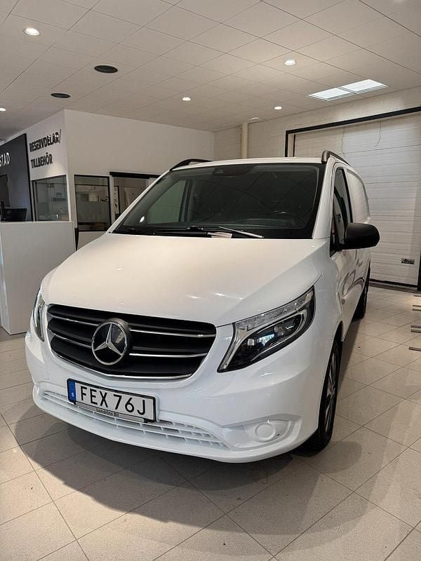 Vit Begagnad 2021 Mercedes Vito Minibuss | 439 000 kr (Dyr) - Bild 1/4