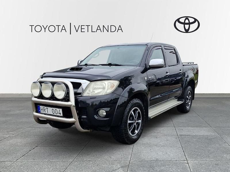 Svart (black mica metallic) Begagnad 2010 Toyota HiLux SR Pickup | 129 000 kr (Marknadspris) - Bild 1/4