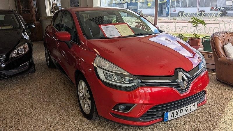 Röd Begagnad 2018 Renault Clio IV Intens Halvkombi | 89 500 kr (Marknadspris) - Bild 1/4