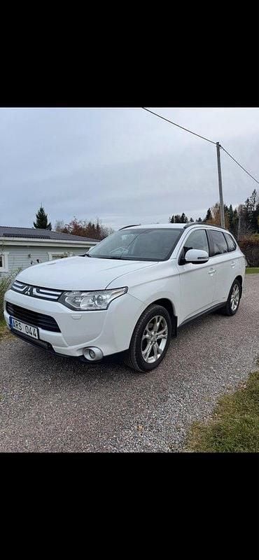 Vit Begagnad 2014 Mitsubishi Outlander SUV | 50 000 kr (Superpris) - Bild 1/4