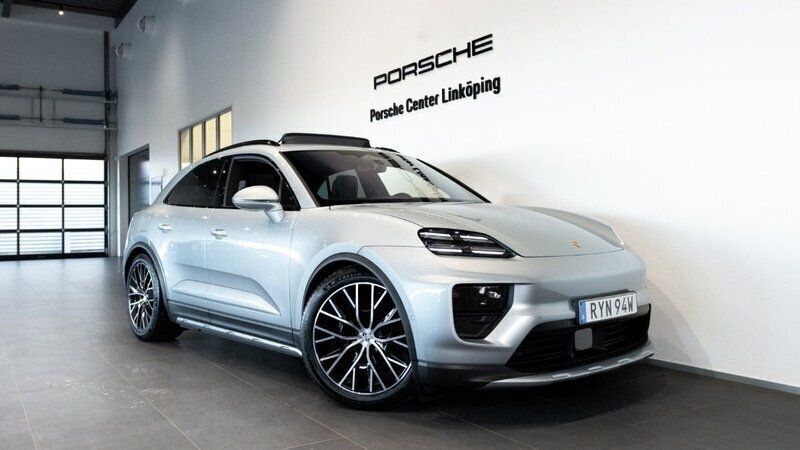 Silver Ny 2025 Porsche Macan SUV | 1 251 600 kr (Lite dyr) - Bild 1/4
