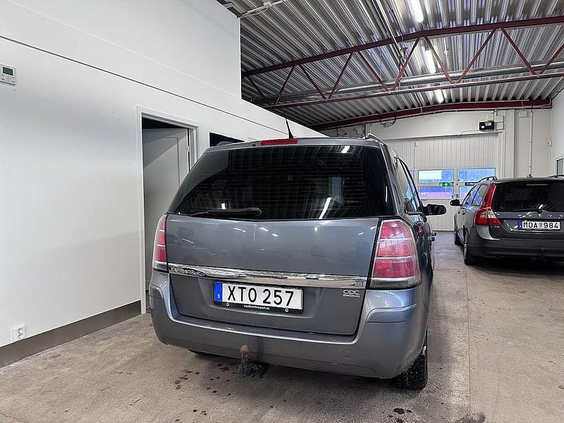 Begagnad Opel Zafira 140 HK (102 kW) 2005 Grå Minibuss