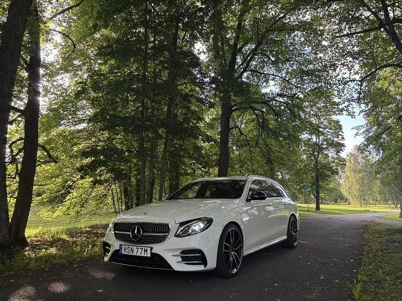 Vit Begagnad 2019 Mercedes E220 AMG Kombi | 283 000 kr (Bra pris) - Bild 1/4