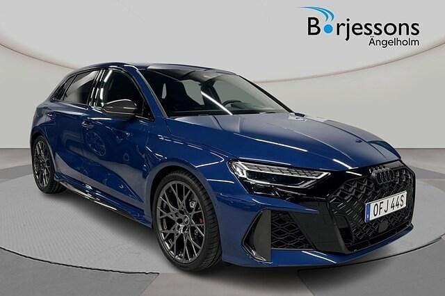 Blå Begagnad 2024 Audi RS3 Sportback Sport Halvkombi | 779 000 kr (Marknadspris) - Bild 1/4