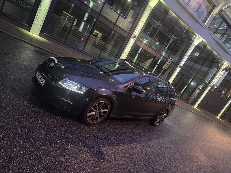 Svart Begagnad 2015 Skoda Octavia RS Kombi | 125 000 kr (Marknadspris) - Bild 1/4