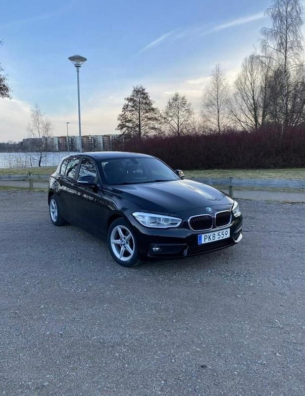 Svart Begagnad 2017 BMW 118 Halvkombi | 125 000 kr (Bra pris) - Bild 1/3