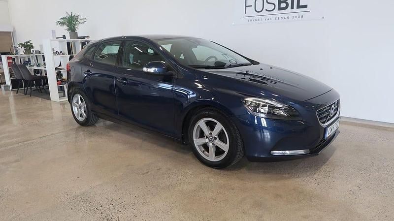 Blå Begagnad 2014 Volvo V40 Kombi | 114 900 kr (Marknadspris) - Bild 1/3