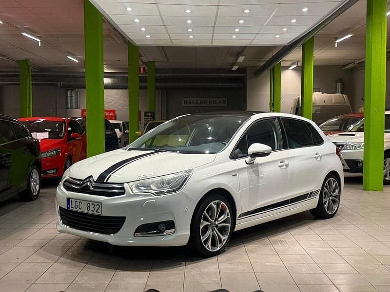Vit Begagnad 2011 Citroën C4 Halvkombi | 69 900 kr (Marknadspris) - Bild 1/4