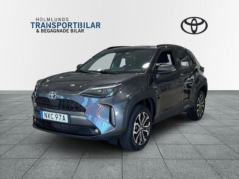 Mörkgrå Begagnad 2023 Toyota Yaris Cross Active SUV | 289 900 kr - Bild 1/4