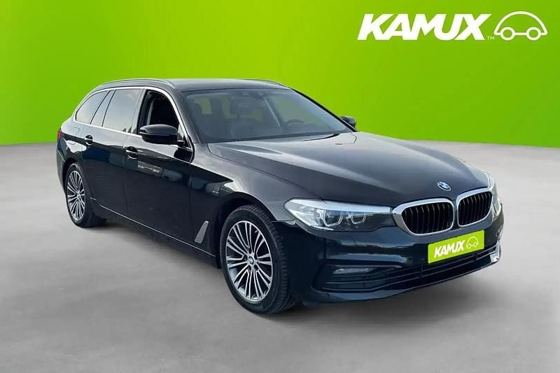 Svart Begagnad 2020 BMW 520 Sport Line Kombi | 249 700 kr (Bra pris) - Bild 1/4