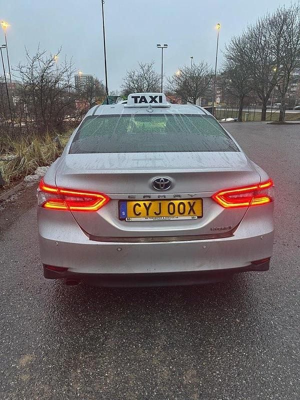 Silver Begagnad 2023 Toyota Camry Hybrid Executive Sedan | 245 000 kr (Superpris) - Bild 1/3