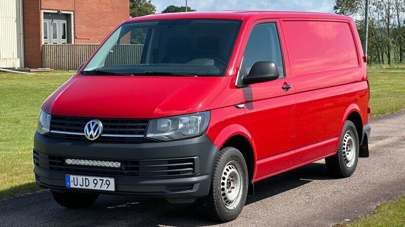 Röd Begagnad 2016 VW T6 Van | 124 900 kr (Dyr) - Bild 1/4