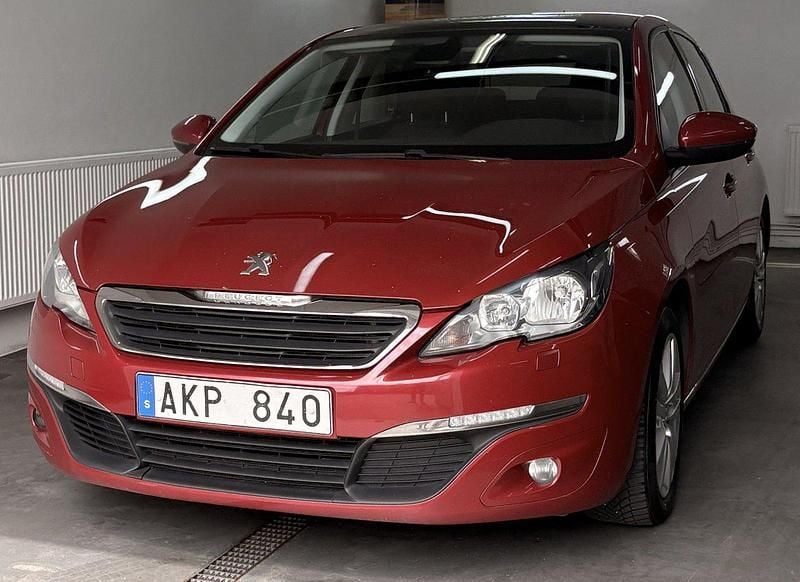 Mörkröd Begagnad 2013 Peugeot 308 Active Halvkombi | 59 900 kr (Marknadspris) - Bild 1/4