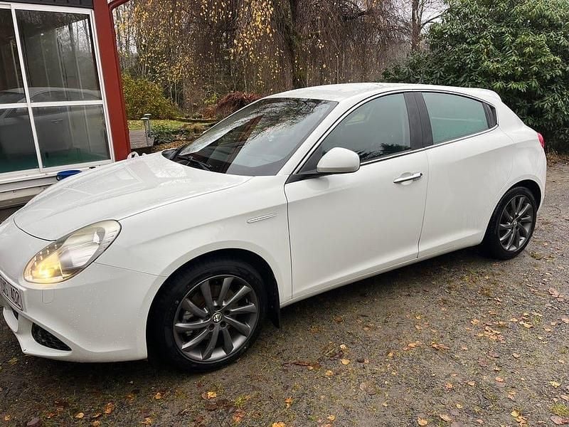 Begagnad 2012 Alfa Romeo Giulietta Halvkombi | 55 000 kr (Marknadspris) - Bild 1/4