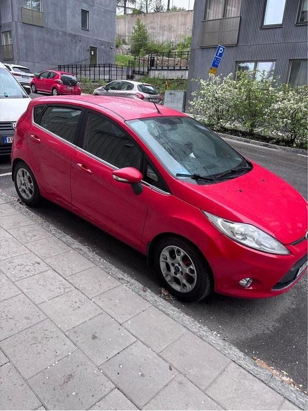 Röd Begagnad 2012 Ford Fiesta Titanium Halvkombi | 42 500 kr (Marknadspris) - Bild 1/3