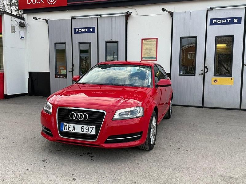 Röd Begagnad 2011 Audi A3 Sportback Attraction Halvkombi | 59 700 kr (Bra pris) - Bild 1/4