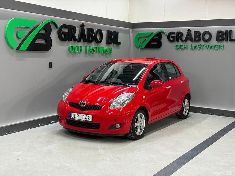 Röd Begagnad 2010 Toyota Yaris Halvkombi | 59 900 kr (Lite dyr) - Bild 1/4
