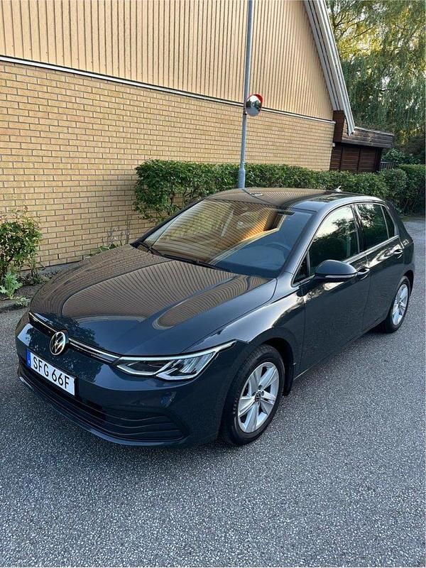 Grå Begagnad 2021 VW Golf VIII Halvkombi | 202 000 kr (Marknadspris) - Bild 1/4