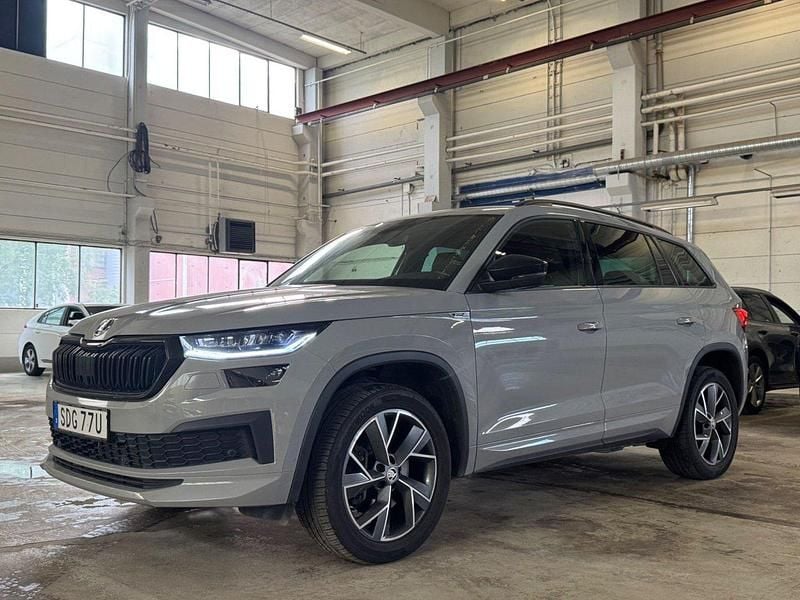 Grå Begagnad 2023 Skoda Kodiaq SportLine SUV | 419 900 kr (Lite dyr) - Bild 1/4