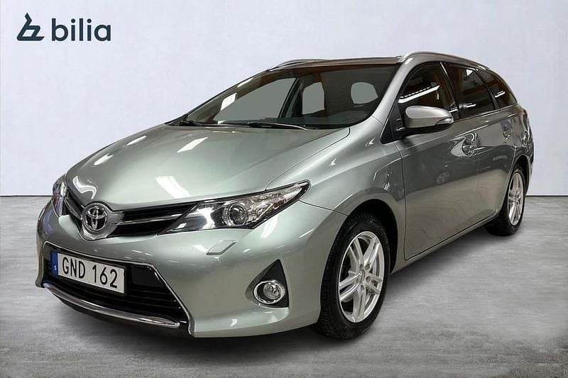 Ljusgrå Begagnad 2015 Toyota Auris Touring Sports Edition Kombi | 139 000 kr (Marknadspris) - Bild 1/3