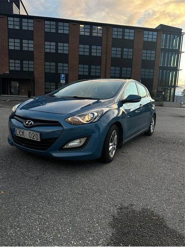 Blå Begagnad 2014 Hyundai i30 Sport Halvkombi | 64 000 kr (Marknadspris) - Bild 1/4