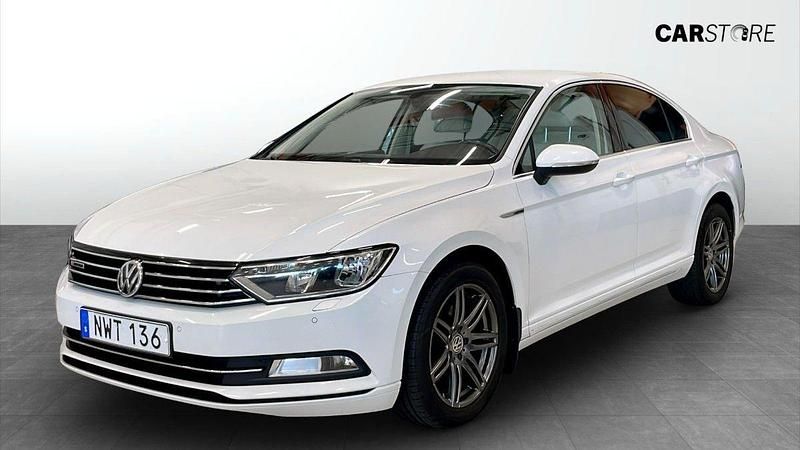 Vit (white) Begagnad 2016 VW Passat Sedan | 139 900 kr (Superpris) - Bild 1/4