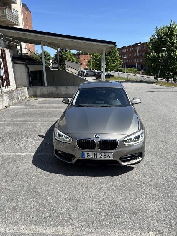 Silver Begagnad 2016 BMW 118 Sport Line Halvkombi | 115 000 kr (Bra pris) - Bild 1/4