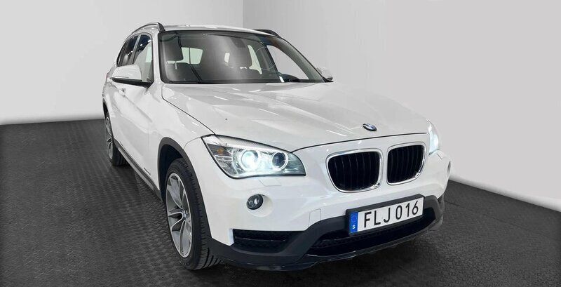 Vit Begagnad 2015 BMW X1 Sport Line SUV | 179 800 kr (Marknadspris) - Bild 1/4