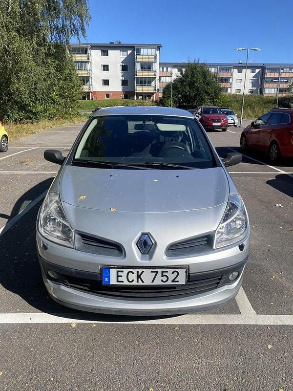 Grå Begagnad 2008 Renault Clio R.S. Halvkombi | 29 900 kr (Marknadspris) - Bild 1/4