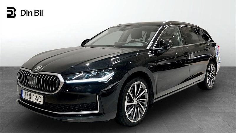 Svart (ebony black metallic) Begagnad 2024 Skoda Superb LAURIN & KLEMENT Kombi | 489 900 kr - Bild 1/4