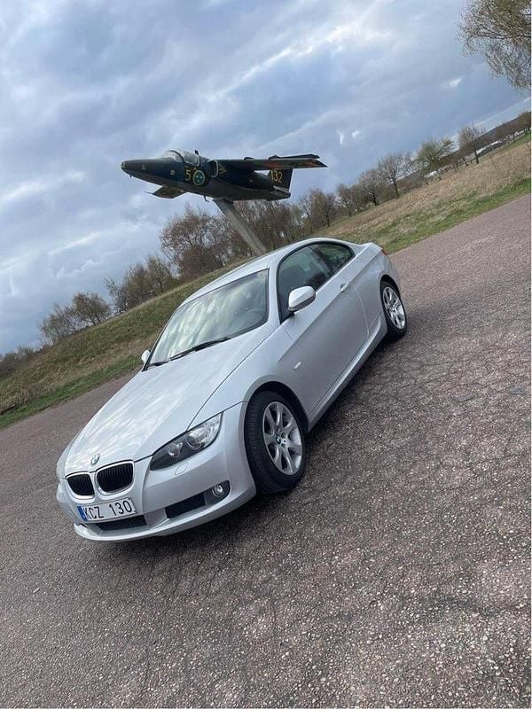 Grå Begagnad 2010 BMW 320 Comfort Edition Sportkupé | 80 000 kr (Marknadspris) - Bild 1/4