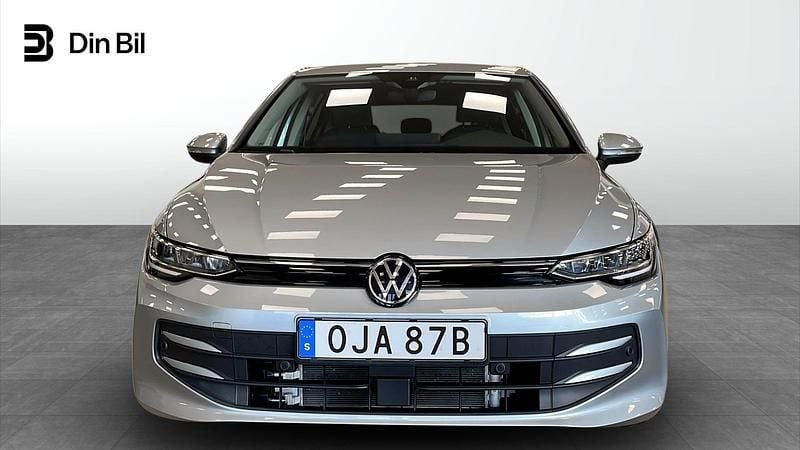 Begagnad VW Golf VIII Edition 150 HK (110 kW) 2024 Silver Halvkombi
