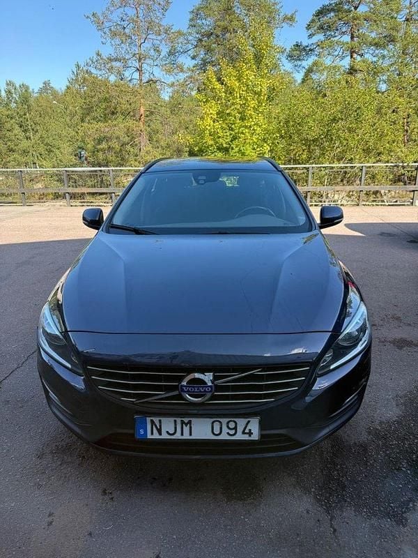 Blå Begagnad 2014 Volvo V60 Kinetic Kombi | 119 900 kr (Bra pris) - Bild 1/4