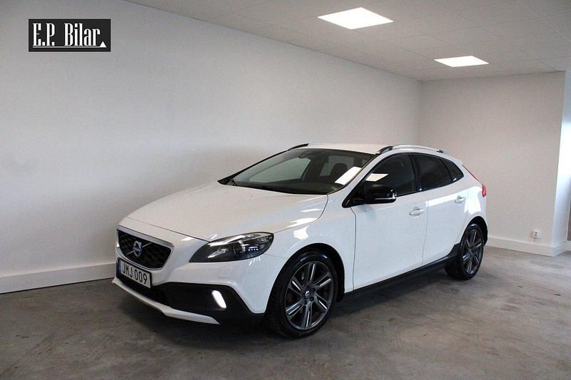 Vit Begagnad 2014 Volvo V40 CC Momentum Kombi | 119 800 kr (Marknadspris) - Bild 1/4