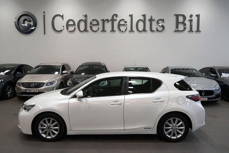 Vit Begagnad 2012 Lexus CT200h Executive Line Halvkombi | 139 900 kr (Marknadspris) - Bild 1/4
