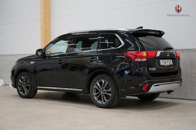 Begagnad Mitsubishi Outlander 224 HK (164 kW) 2020 Svart SUV