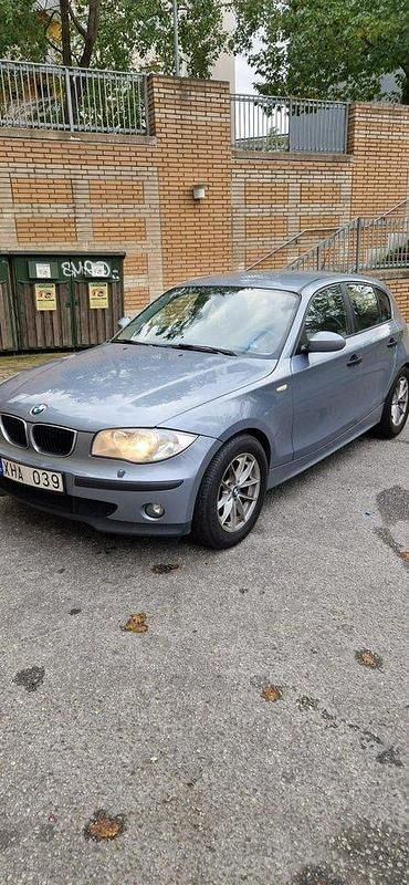 Blå Begagnad 2006 BMW 116 Advantage Halvkombi | 36 000 kr (Marknadspris) - Bild 1/4