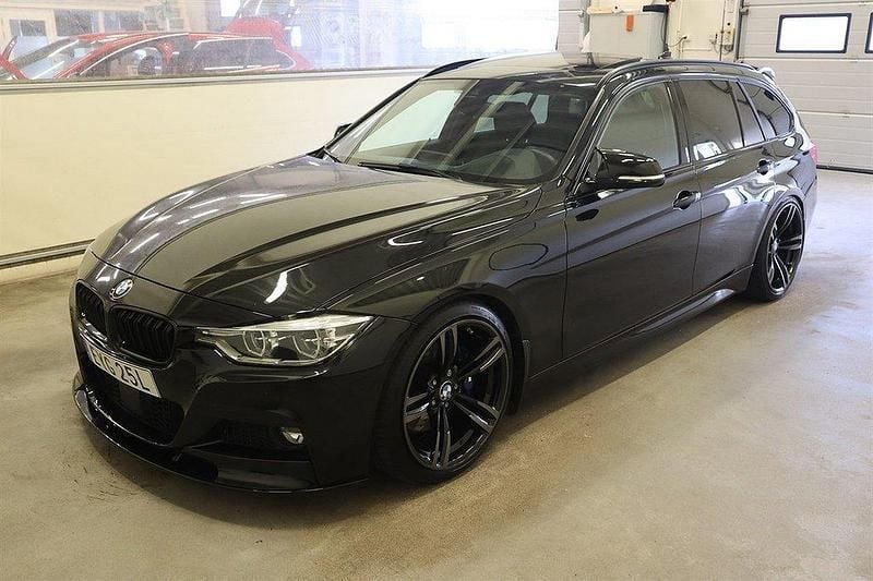 Svart (sapphire black metallic) Begagnad 2016 BMW 340 M Sport Kombi | 389 000 kr (Marknadspris) - Bild 1/4