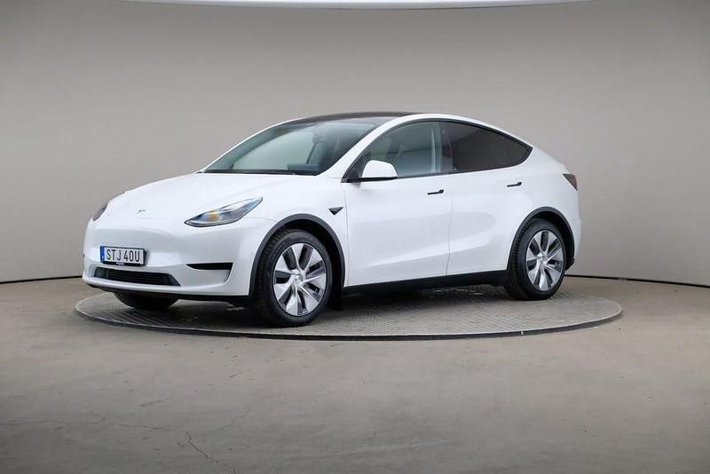 Vit Begagnad 2023 Tesla Model Y Standard Range SUV | 379 000 kr (Marknadspris) - Bild 1/4