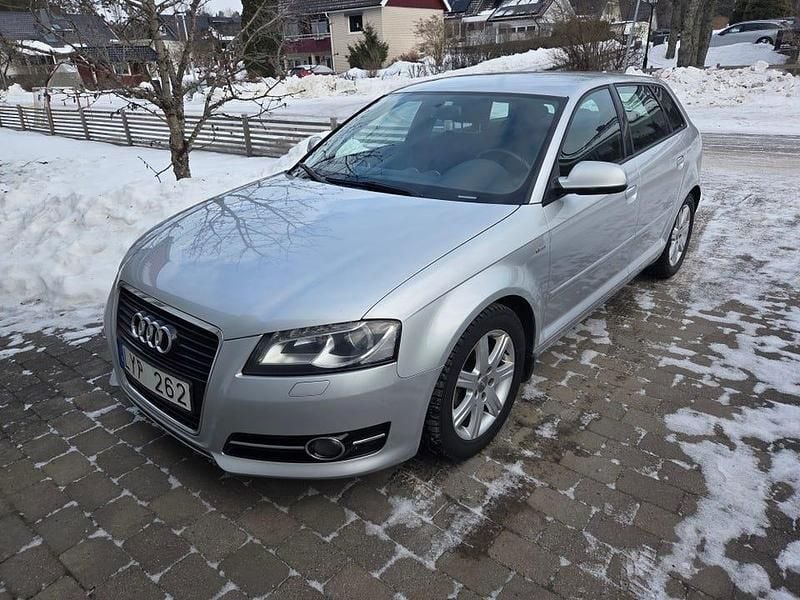 Silver metallic Begagnad 2012 Audi A3 Halvkombi | 69 900 kr (Bra pris) - Bild 1/4