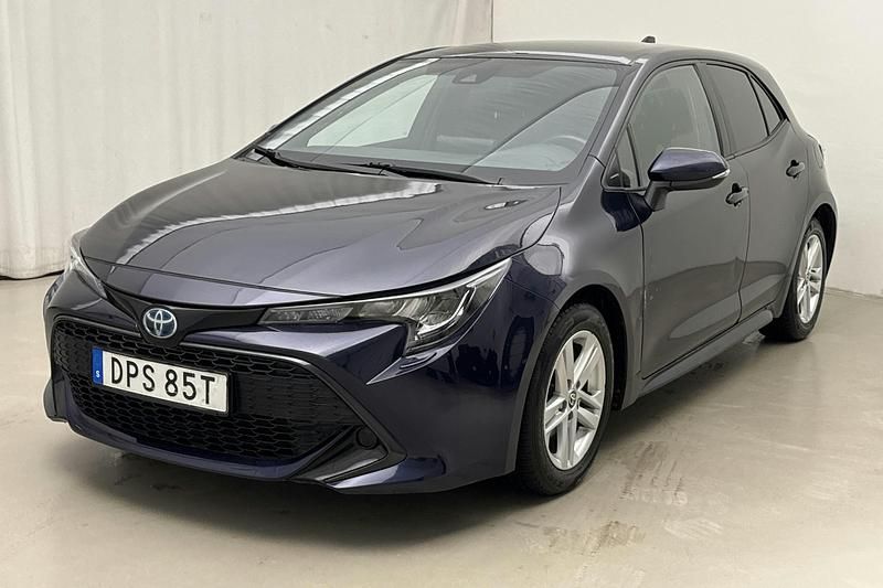Mörkblå Begagnad 2022 Toyota Corolla Active | 159 000 kr - Bild 1/4
