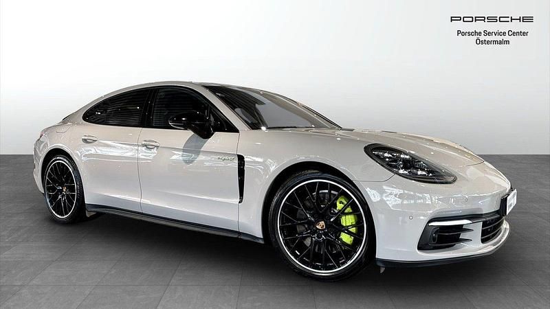 Grå Begagnad 2017 Porsche Panamera 4 Sedan | 725 000 kr (Marknadspris) - Bild 1/4