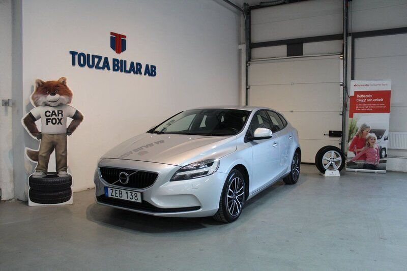 Silver Begagnad 2018 Volvo V40 Momentum Kombi | 109 900 kr (Marknadspris) - Bild 1/4