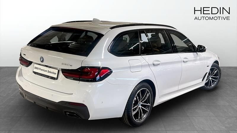 Begagnad BMW 530e Shadowline 2023 Vit Kombi