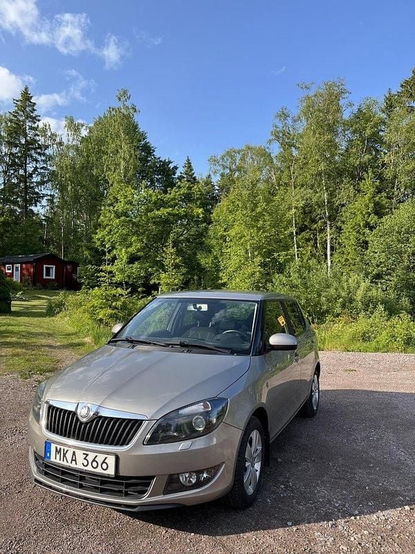 Brun Begagnad 2015 Skoda Fabia Halvkombi | 69 000 kr (Marknadspris) - Bild 1/4