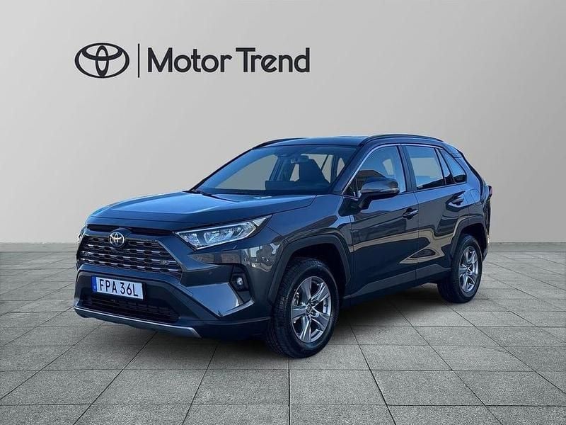 Mörkgrå (grå) Begagnad 2024 Toyota RAV4 Hybrid Active SUV | 429 900 kr (Marknadspris) - Bild 1/4