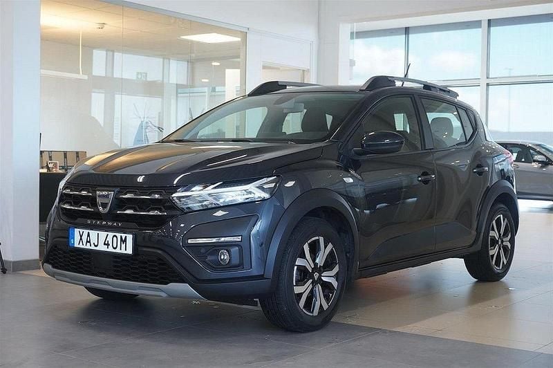 Mörkgrå Begagnad 2021 Dacia Sandero Stepway Halvkombi | 134 900 kr (Marknadspris) - Bild 1/4